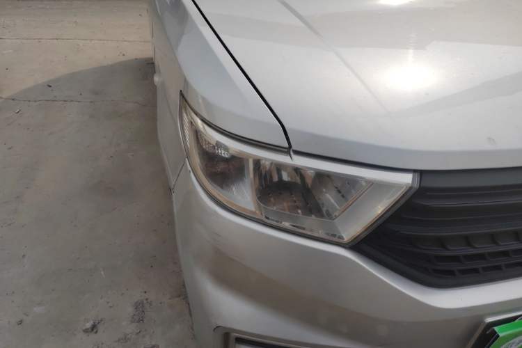 Used Wuling Hongguang V 2021 1.5L Jingqu Edition Enclosed-Window Vehicle LAR Right Front Headlight