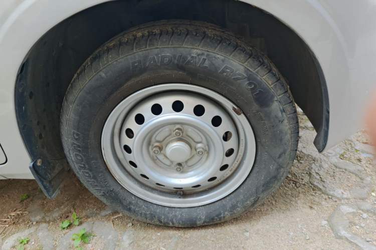 Used Wuling Hongguang V 2021 1.5L Jingqu Version LAR Right Front Wheel Hub