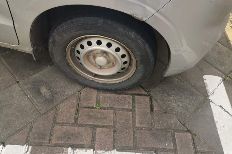 Used Wuling Hongguang V 2021 1.5L Jingqu Version LAR Right Front Wheel Hub