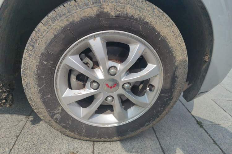 Used Wuling Hongguang V 2021 1.5L Enjoyment Edition LAR Right Front Wheel Hub