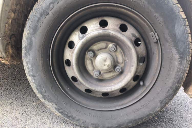 Used Wuling Hongguang V 2021 1.5L Jingqu Version LAR Right Front Wheel Hub