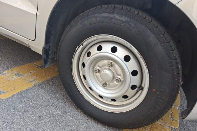 Used Wuling Hongguang V 2021 1.5L Jingqu Edition Enclosed-Window Vehicle LAR Right Front Wheel Hub