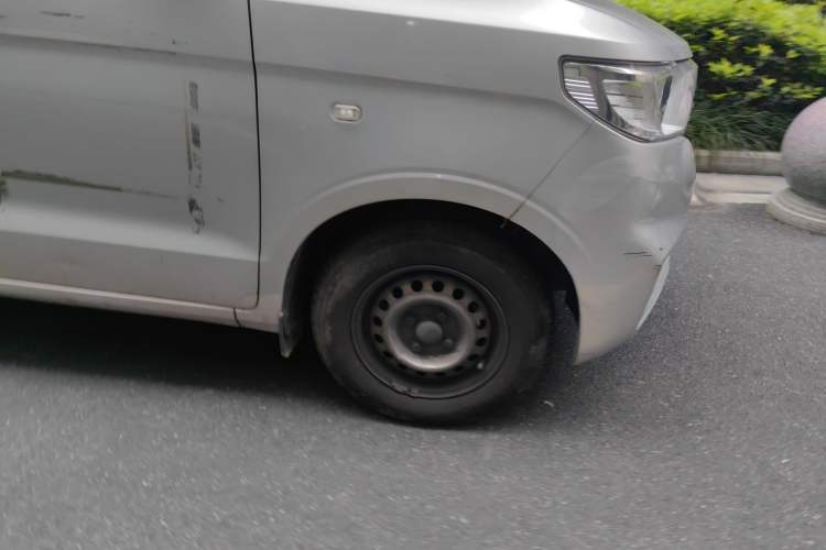 Used Wuling Hongguang V 2021 1.5L Jingqu Version LAR Right Front Wheel Hub
