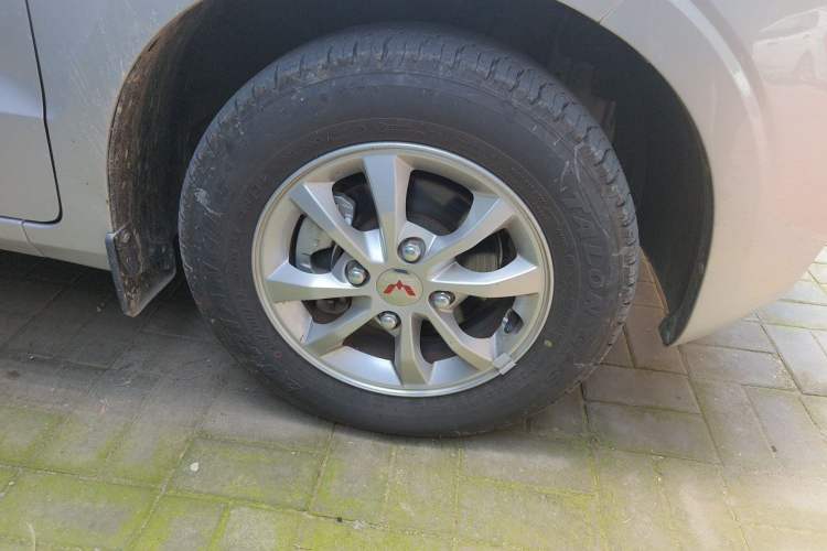 Used Wuling Hongguang V 2021 1.5L Enjoyment Edition LAR Right Front Wheel Hub