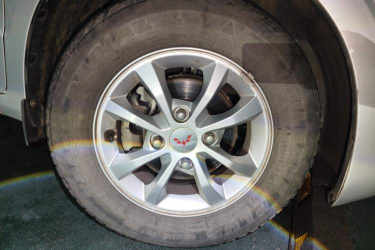 Used Wuling Hongguang V 2021 1.5L Jingqu Version LAR Right Front Wheel Hub