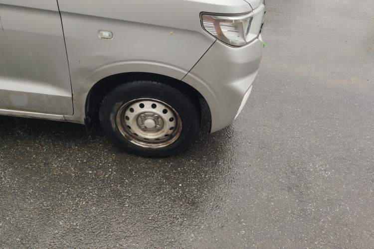 Used Wuling Hongguang V 2021 1.5L Jingqu Edition Enclosed-Window Vehicle LAR Right Front Wheel Hub