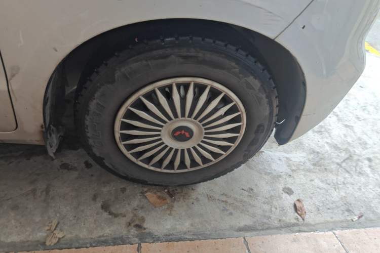Used Wuling Hongguang V 2021 1.5L Jingqu Version LAR Right Front Wheel Hub