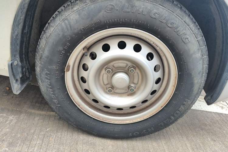 Used Wuling Hongguang V 2021 1.5L Jingqu Version LAR Right Front Wheel Hub