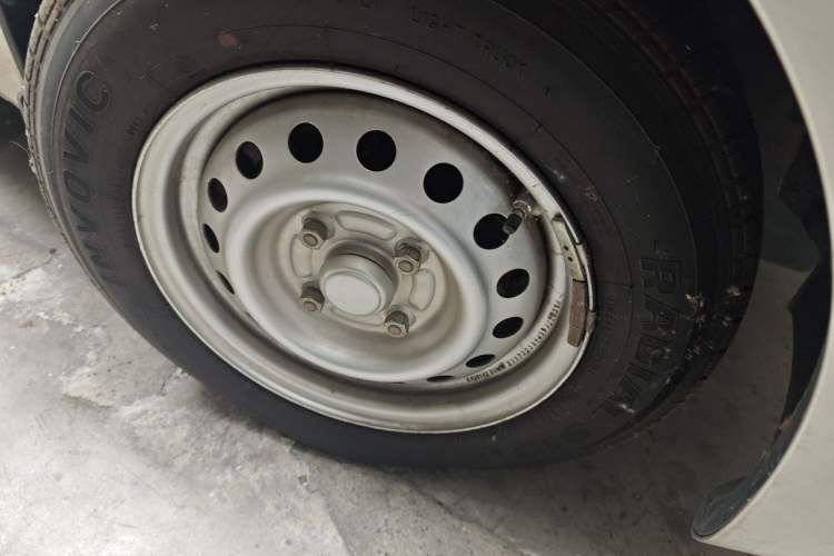 Used Wuling Hongguang V 2021 1.5L Jingqu Version LAR Right Front Wheel Hub