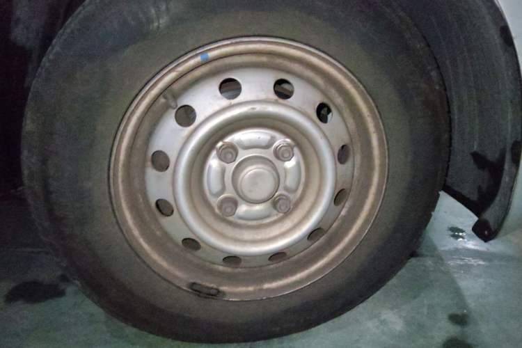 Used Wuling Hongguang V 2021 1.5L Jingqu Version LAR Right Front Wheel Hub