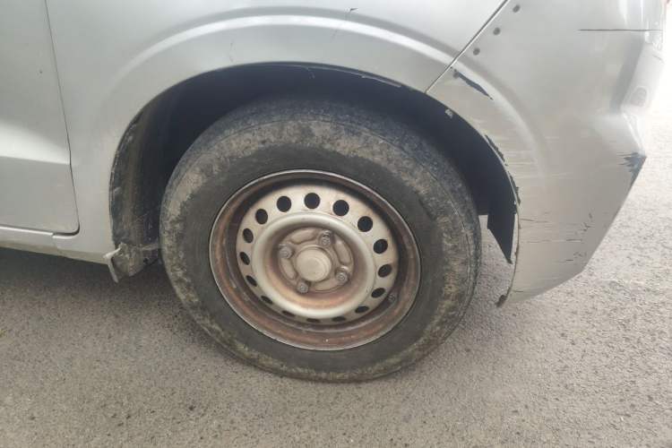 Used Wuling Hongguang V 2021 1.5L Jingqu Version LAR Right Front Wheel Hub