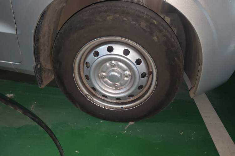 Used Wuling Hongguang V 2021 1.5L Jingqu Edition Enclosed-Window Vehicle LAR Right Front Wheel Hub