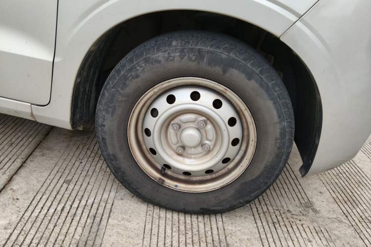 Used Wuling Hongguang V 2021 1.5L Jingqu Edition Enclosed-Window Vehicle LAR Right Front Wheel Hub