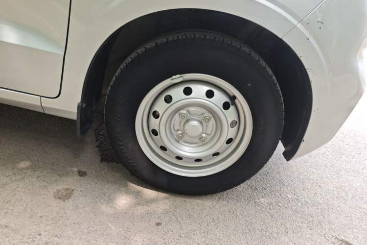 Used Wuling Hongguang V 2021 1.5L Jingqu Edition Enclosed-Window Vehicle LAR Right Front Wheel Hub