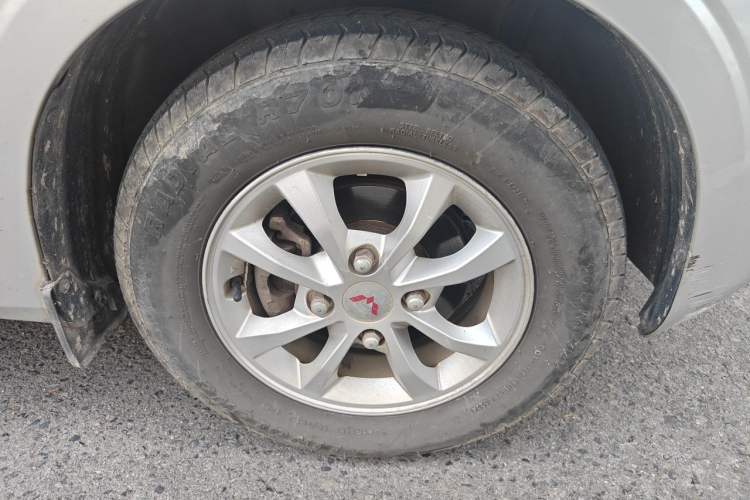 Used Wuling Hongguang V 2021 1.5L Enjoyment Edition LAR Right Front Wheel Hub