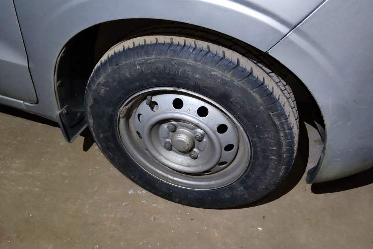 Used Wuling Hongguang V 2021 1.5L Jingqu Version LAR Right Front Wheel Hub