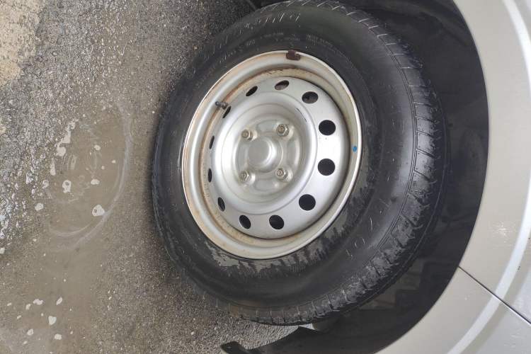 Used Wuling Hongguang V 2021 1.5L Jingqu Version LAR Right Front Wheel Hub