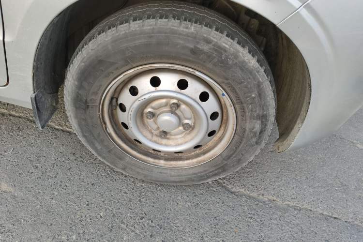 Used Wuling Hongguang V 2021 1.5L Jingqu Edition Enclosed-Window Vehicle LAR Right Front Wheel Hub