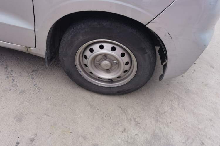 Used Wuling Hongguang V 2021 1.5L Jingqu Version LAR Right Front Wheel Hub