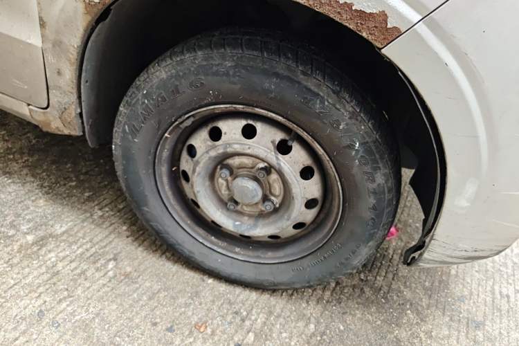 Used Wuling Hongguang V 2021 1.5L Jingqu Edition Enclosed-Window Vehicle LAR Right Front Wheel Hub