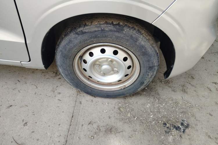 Used Wuling Hongguang V 2021 1.5L Jingqu Edition Enclosed-Window Vehicle LAR Right Front Wheel Hub