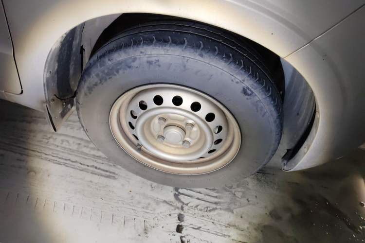 Used Wuling Hongguang V 2021 1.5L Jingqu Version LAR Right Front Wheel Hub