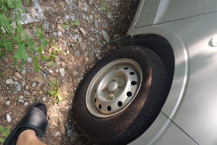 Used Wuling Hongguang V 2021 1.5L Jingqu Edition Enclosed-Window Vehicle LAR Right Front Wheel Hub