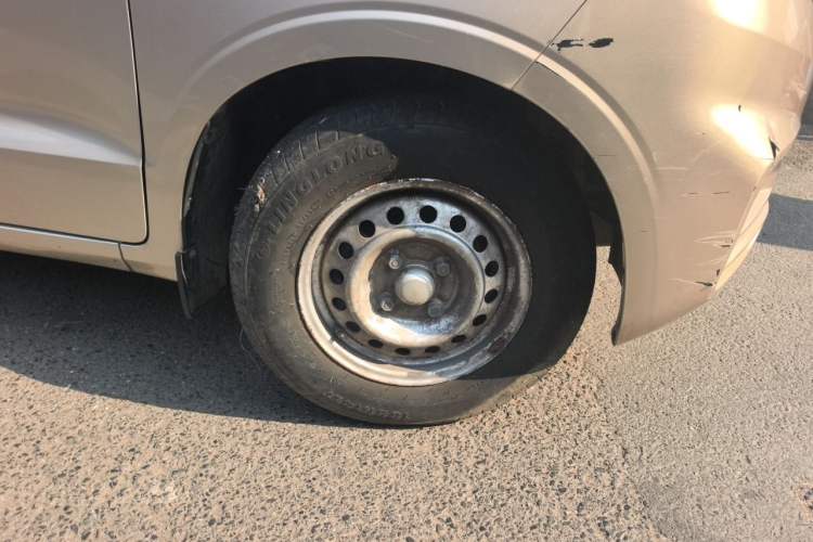 Used Wuling Hongguang V 2021 1.5L Jingqu Version LAR Right Front Wheel Hub