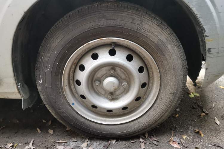 Used Wuling Hongguang V 2021 1.5L Jingqu Edition Enclosed-Window Vehicle LAR Right Front Wheel Hub