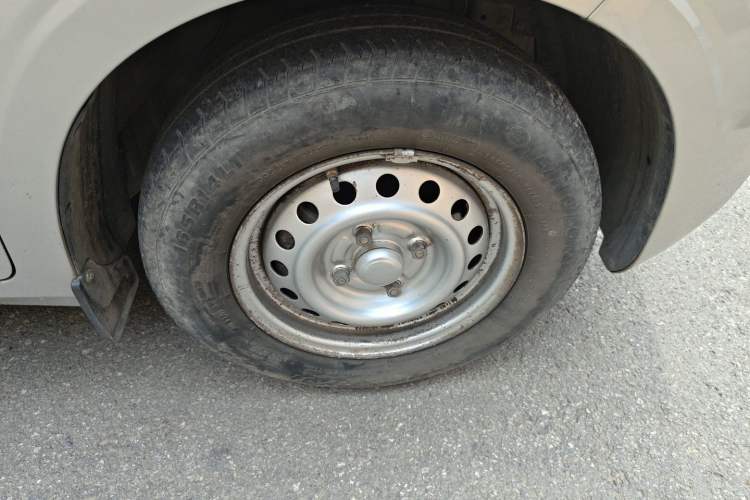 Used Wuling Hongguang V 2021 1.5L Jingqu Version LAR Right Front Wheel Hub
