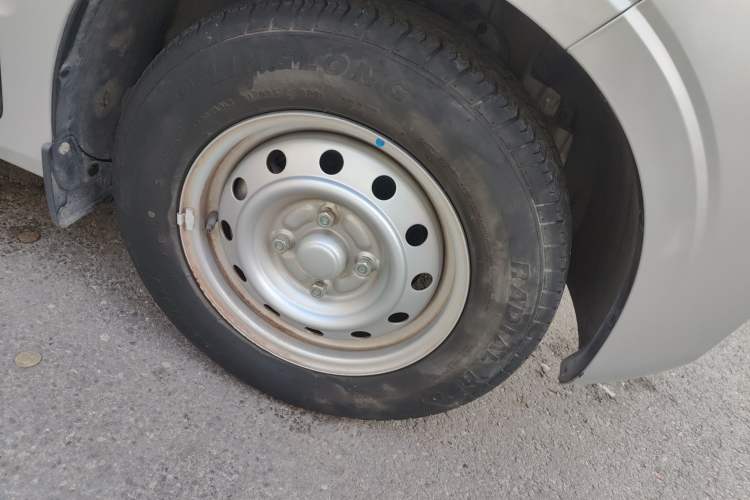 Used Wuling Hongguang V 2021 1.5L Jingqu Version LAR Right Front Wheel Hub