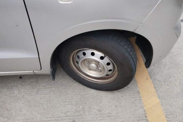 Used Wuling Hongguang V 2021 1.5L Jingqu Version LAR Right Front Wheel Hub