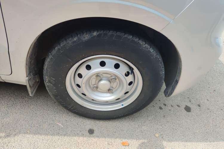 Used Wuling Hongguang V 2021 1.5L Jingqu Version LAR Right Front Wheel Hub
