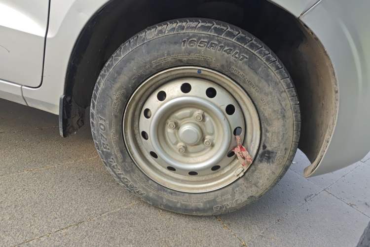 Used Wuling Hongguang V 2021 1.5L Jingqu Version LAR Right Front Wheel Hub
