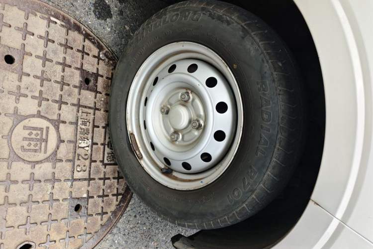 Used Wuling Hongguang V 2021 1.5L Jingqu Version LAR Right Front Wheel Hub