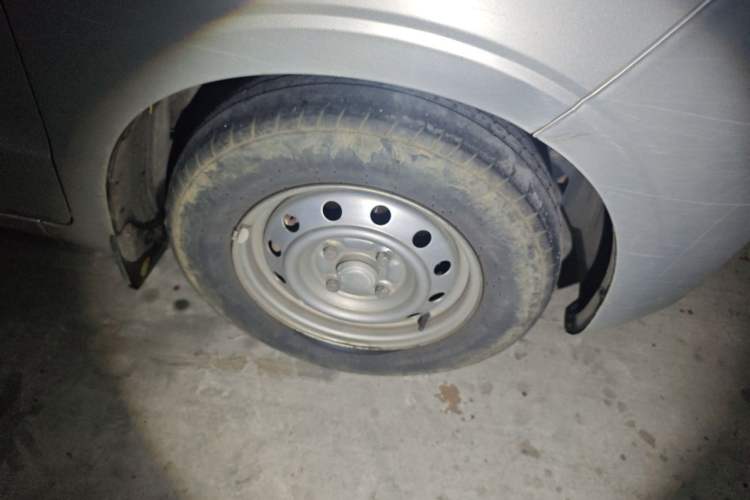 Used Wuling Hongguang V 2021 1.5L Jingqu Edition Enclosed-Window Vehicle LAR Right Front Wheel Hub