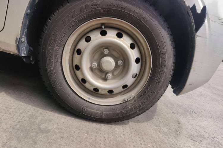 Used Wuling Hongguang V 2021 1.5L Jingqu Edition Enclosed-Window Vehicle LAR Right Front Wheel Hub