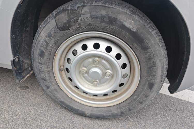 Used Wuling Hongguang V 2021 1.5L Jingqu Version LAR Right Front Wheel Hub