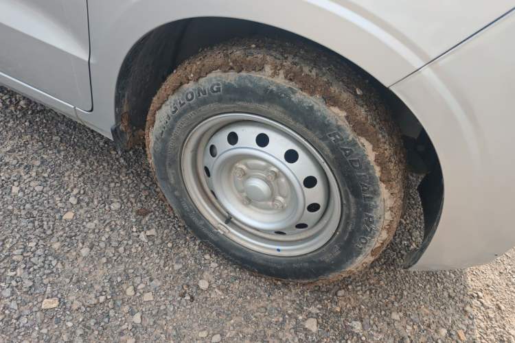 Used Wuling Hongguang V 2021 1.5L Jingqu Version LAR Right Front Wheel Hub