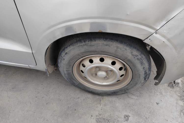 Used Wuling Hongguang V 2021 1.5L Jingqu Edition Enclosed-Window Vehicle LAR Right Front Wheel Hub