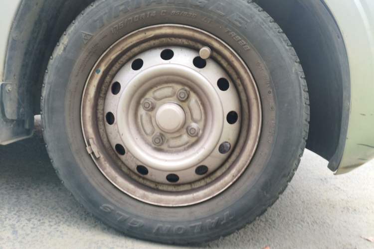 Used Wuling Hongguang V 2021 1.5L Jingqu Version LAR Right Front Wheel Hub