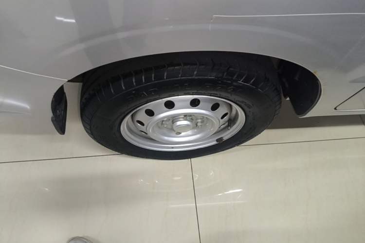 Used Wuling Hongguang V 2021 1.5L Jingqu Edition Enclosed-Window Vehicle LAR Right Rear Wheel Hub