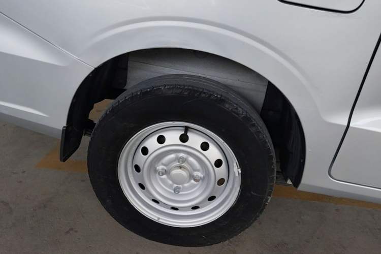 Used Wuling Hongguang V 2021 1.5L Jingqu Edition Enclosed-Window Vehicle LAR Right Rear Wheel Hub