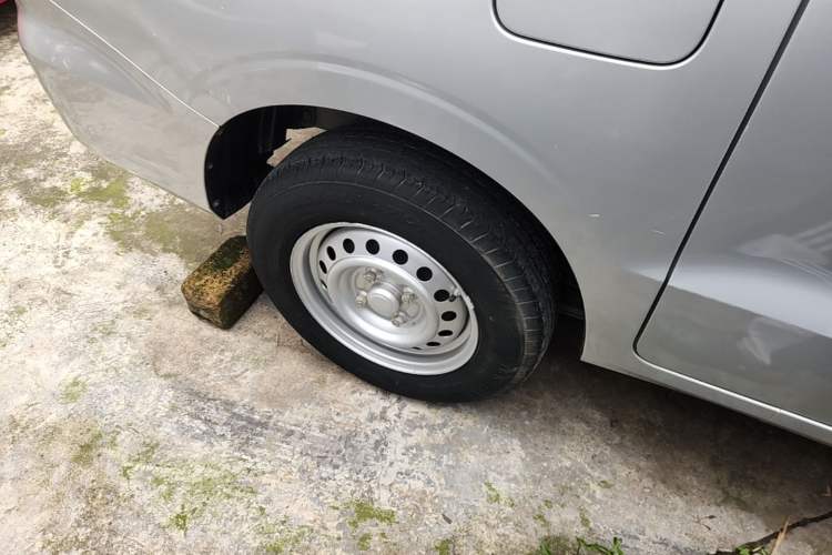 Used Wuling Hongguang V 2021 1.5L Jingqu Version LAR Right Rear Wheel Hub