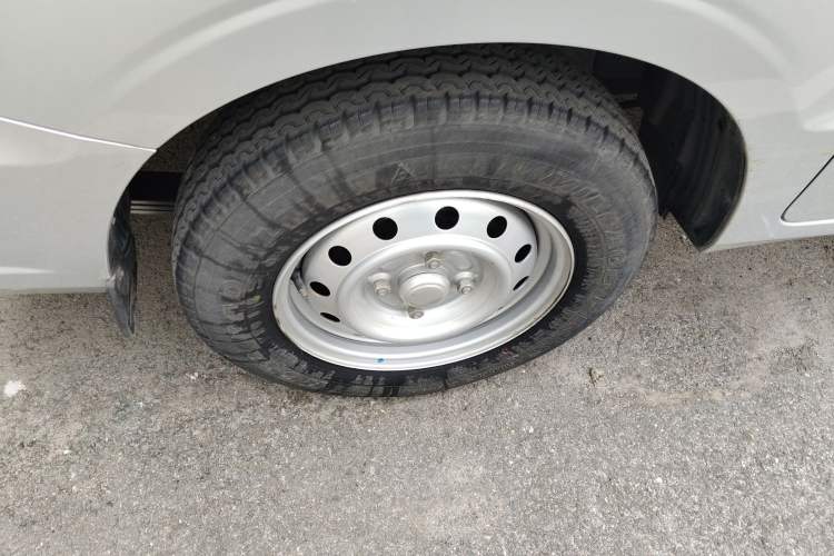 Used Wuling Hongguang V 2021 1.5L Jingqu Edition Enclosed-Window Vehicle LAR Right Rear Wheel Hub