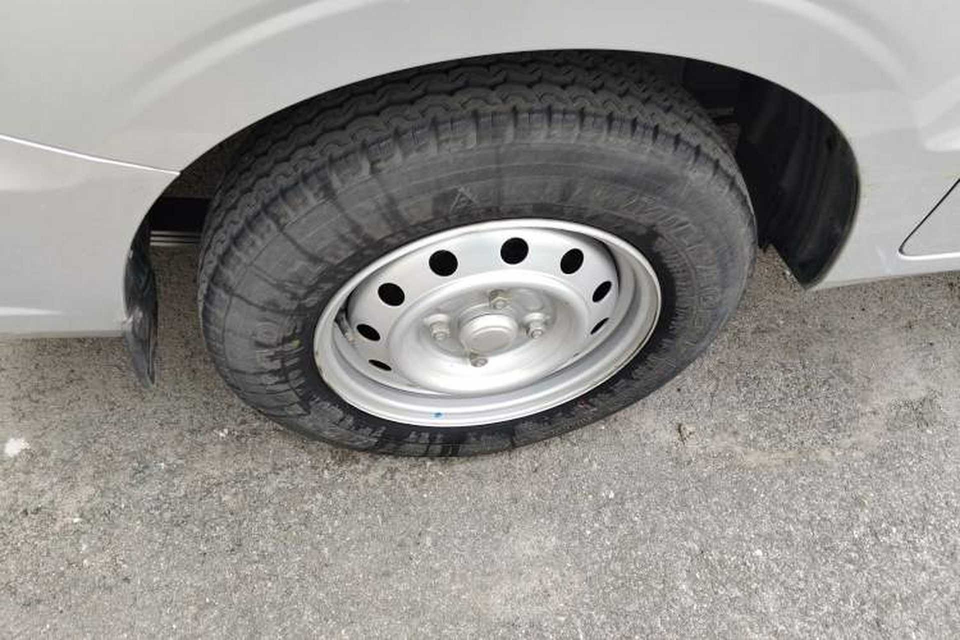 Used Wuling Hongguang V 2021 1.5L Jingqu Edition Enclosed-Window Vehicle LAR Right Rear Wheel Hub