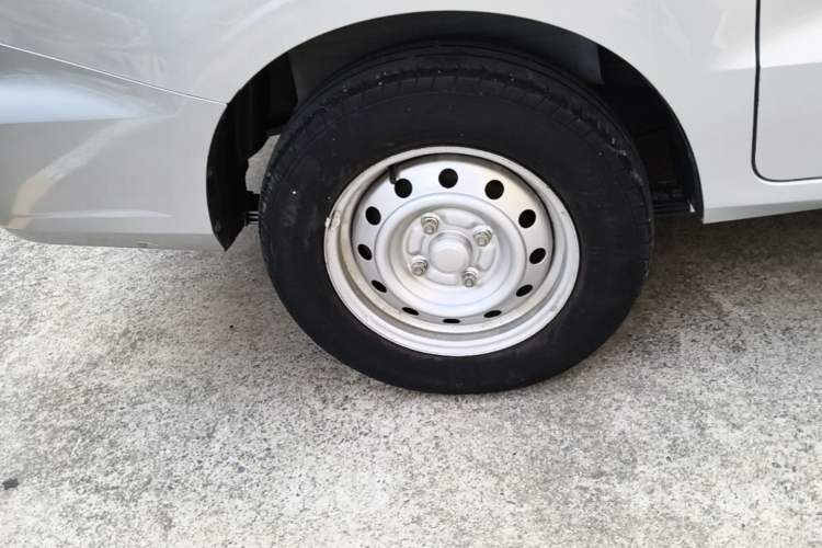 Used Wuling Hongguang V 2021 1.5L Jingqu Version LAR Right Rear Wheel Hub