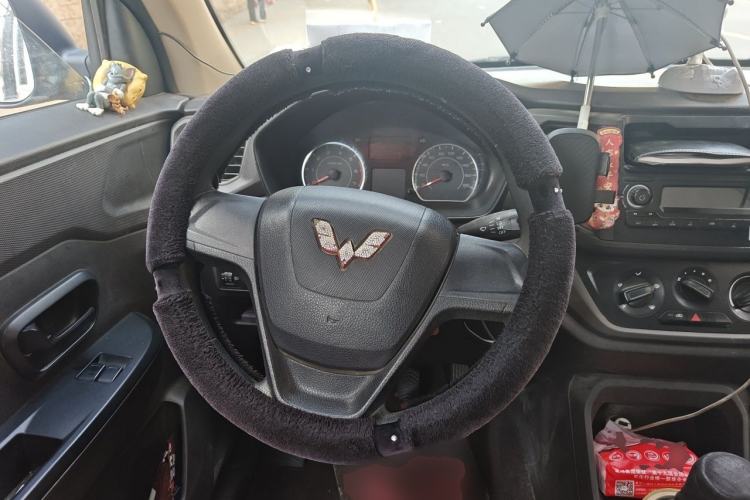 Used Wuling Hongguang V 2021 1.5L Jingqu Edition Enclosed-Window Vehicle LAR Steering Wheel
