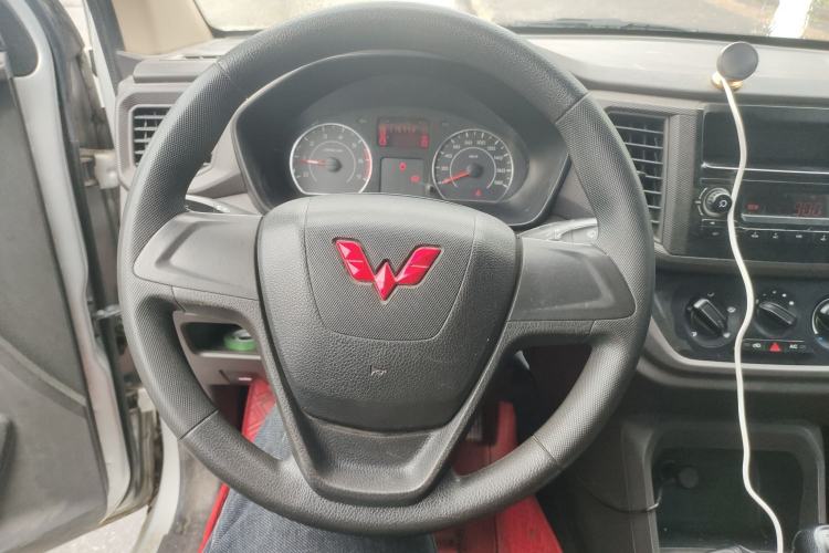 Used Wuling Hongguang V 2021 1.5L Jingqu Edition Enclosed-Window Vehicle LAR Steering Wheel