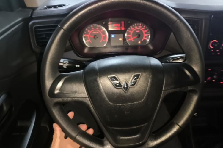 Used Wuling Hongguang V 2021 1.5L Jingqu Edition Enclosed-Window Vehicle LAR Steering Wheel